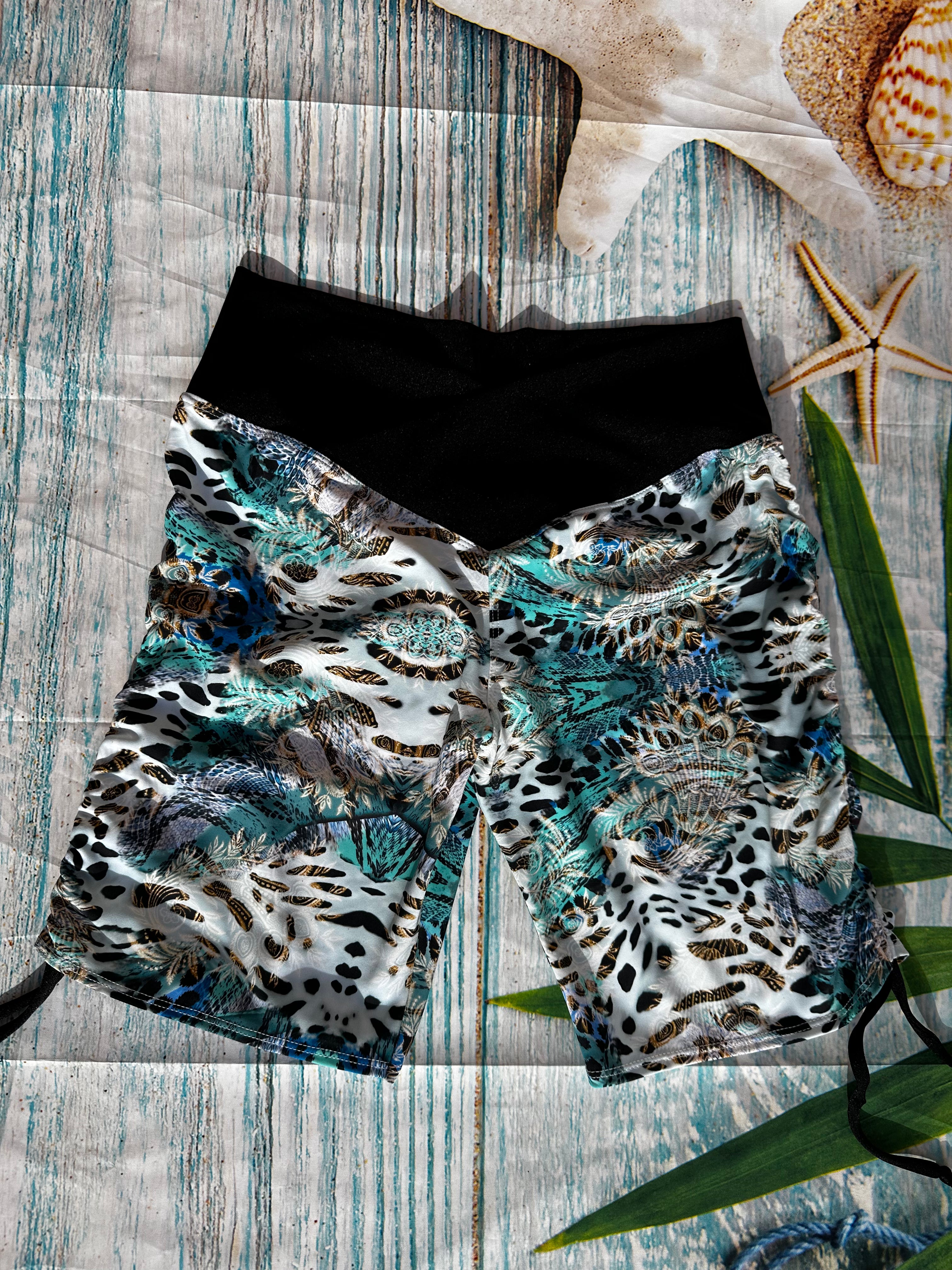 Shorts con Banda Corte V y con tiras de lado para fruncir