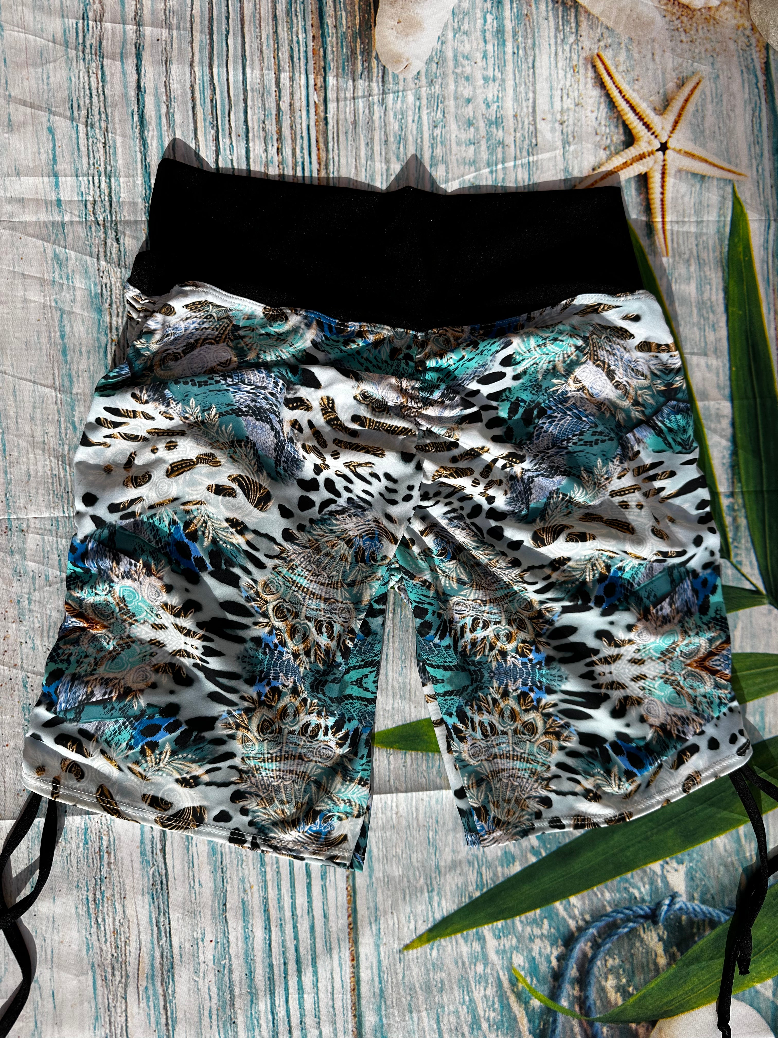Shorts con Banda Corte V y con tiras de lado para fruncir